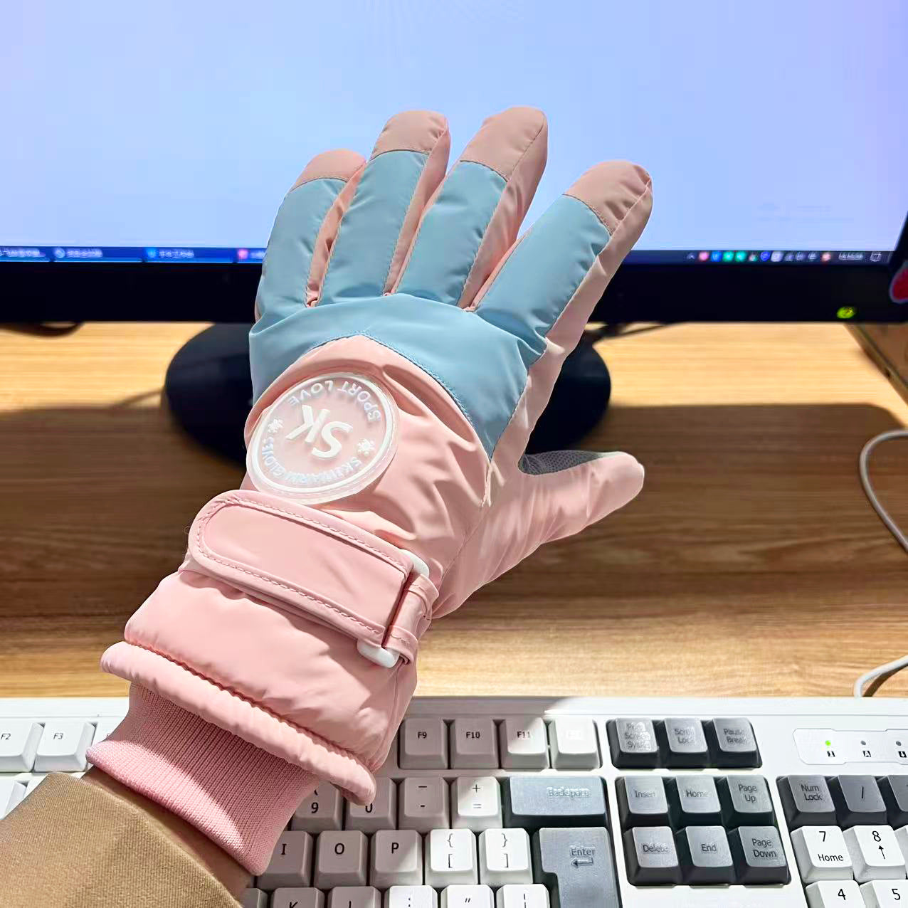 Ski gloves women's winter riding warm thickened velvet cotton cold and windproof touch screen outdoor cute anti-splashing