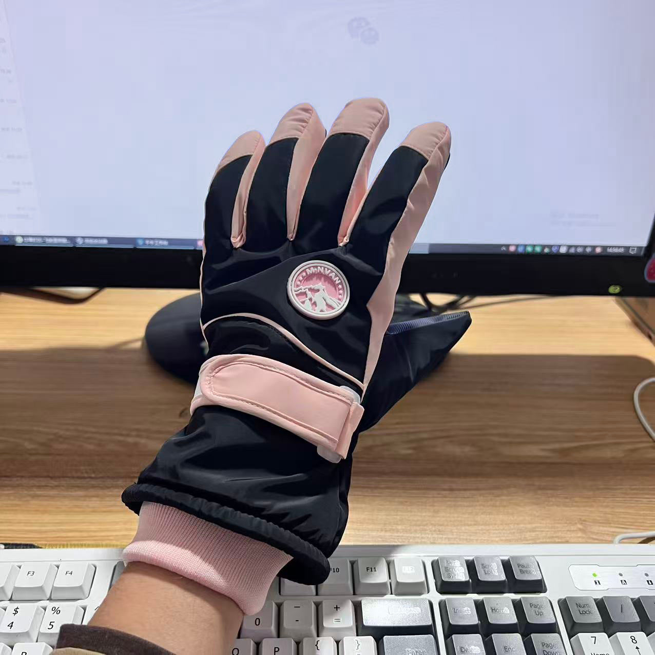 Ski gloves women's winter riding warm thickened velvet cotton cold and windproof touch screen outdoor cute anti-splashing